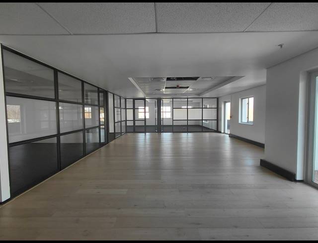 1,014M² OFFICE TO LET IN BRYANSTON